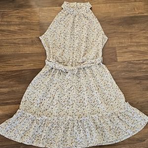 women's flowery dress, Size M, color beige.